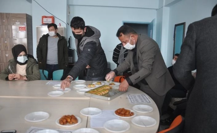 Muhtardan öğretmelere ‘hoş geldiniz’ tatlısı