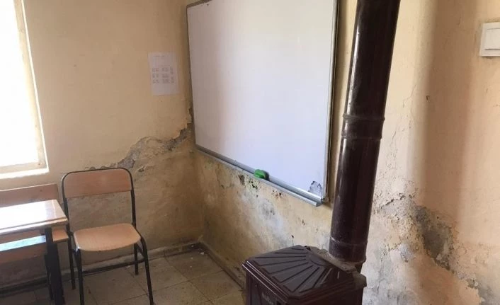 Çatak'ta öğretmenler, öğrencileri için inşaat ustası oldular