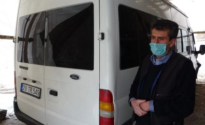Van'daki çığ felaketinde kaybettiği oğluna aldığı minibüsü bir yıldır çadırda bekletiyor