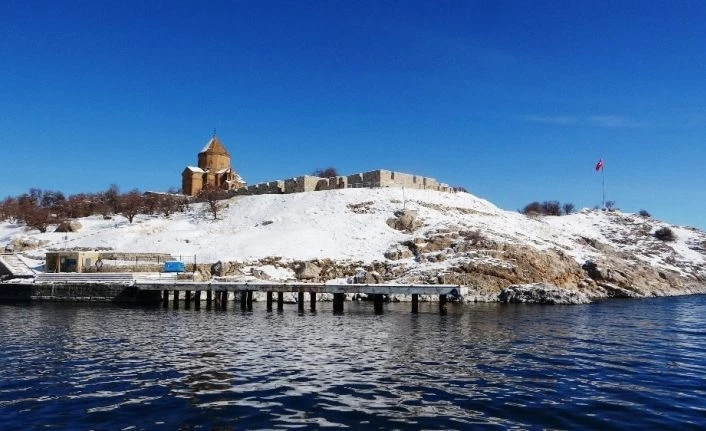 Restore edilen Akdamar Kilisesi ziyaretçi akınına uğruyor