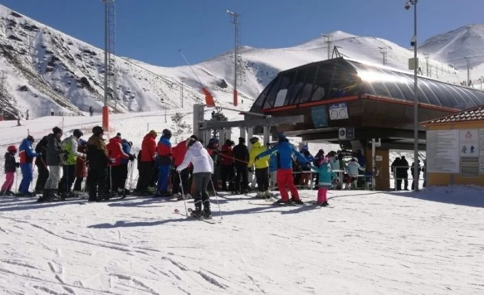 Palandöken’de pistler tatilcilere kaldı