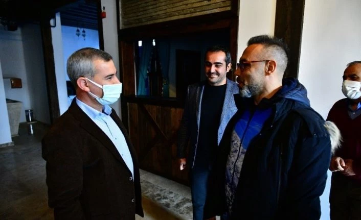 Sanatçı Umut Oğuz, tarihi Yeşilyurt Konaklarına hayran kaldı