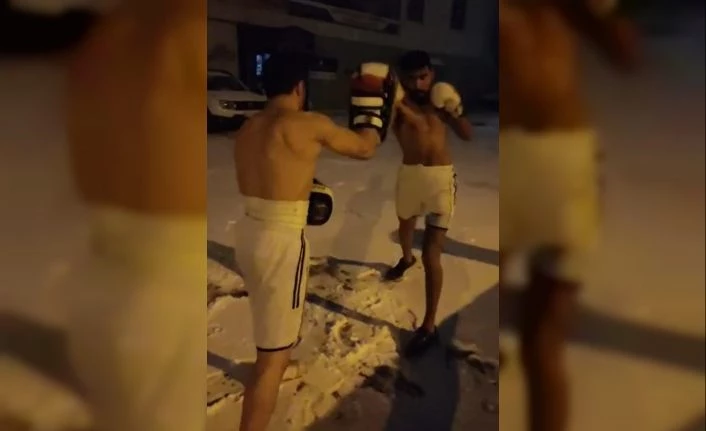Soğuğa aldırmadan giysilerini çıkartıp kick boks yaptılar