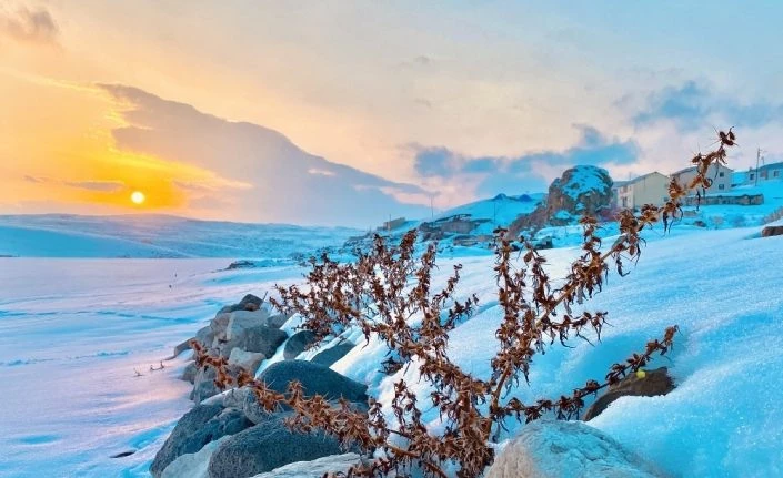 Su altında kalan minarenin gün batımıyla birleşmesi görsel şölen sundu