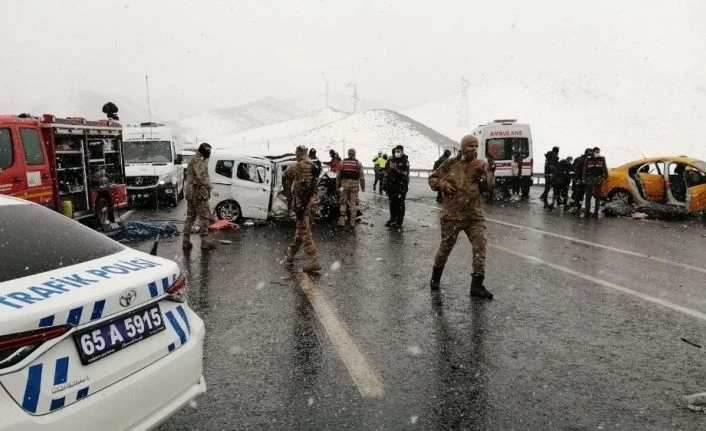 Taksiyle hafif ticari araç çarpıştı: 3 ölü, 7 yaralı
