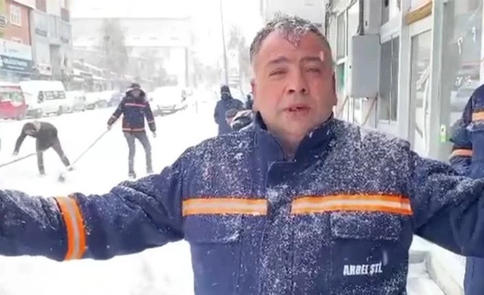 Temizlik işçisi hem söyledi hem temizledi