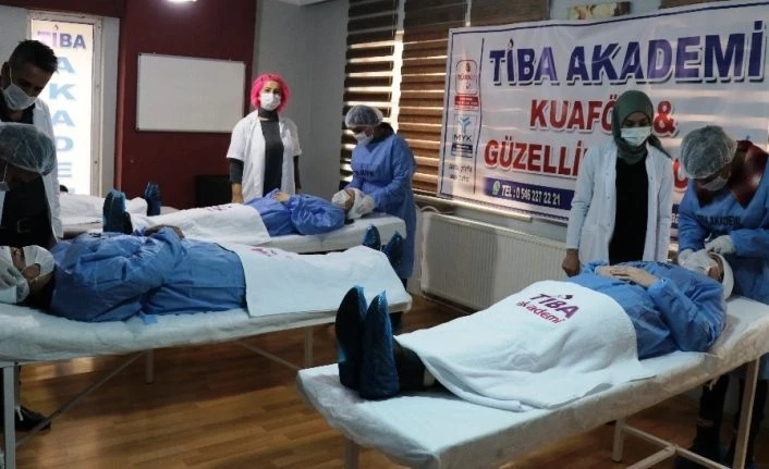 Tiba Akademi’den kalıcı makyaj eğitimi