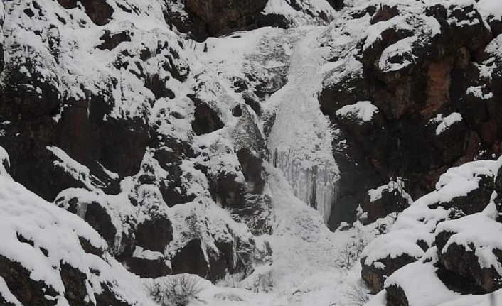 Tunceli’de çığ şelale gibi indi, o anlar kamerada