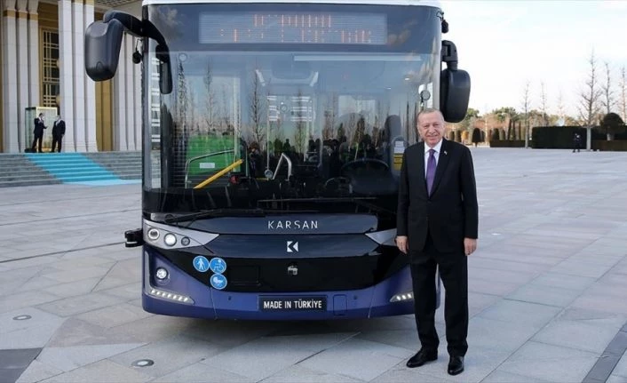 Türk mühendislerince geliştirilen dünyanın ilk seri üretim 4. seviye sürücüsüz elektrikli otobüsü tanıtıldı