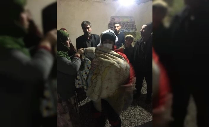 Üzerine sıcak su dökülen bebek, paletli ambulansla hastaneye ulaştırıldı