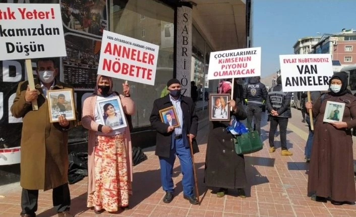 Van anneleri terör örgütü PKK'nın elindeki evlatları için yürüdü