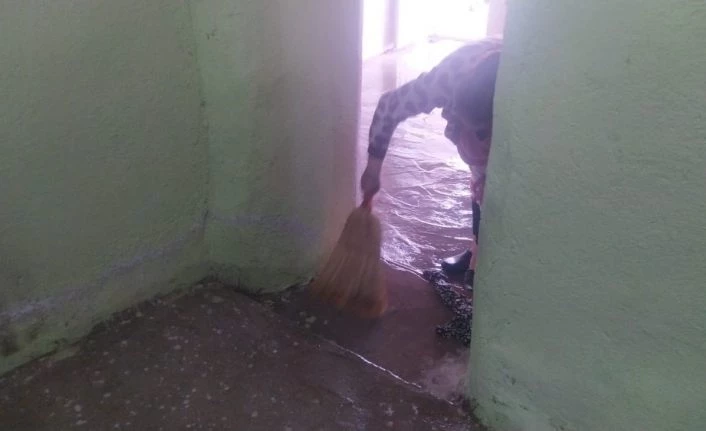 4 kişilik ailenin evi sular altında kaldı