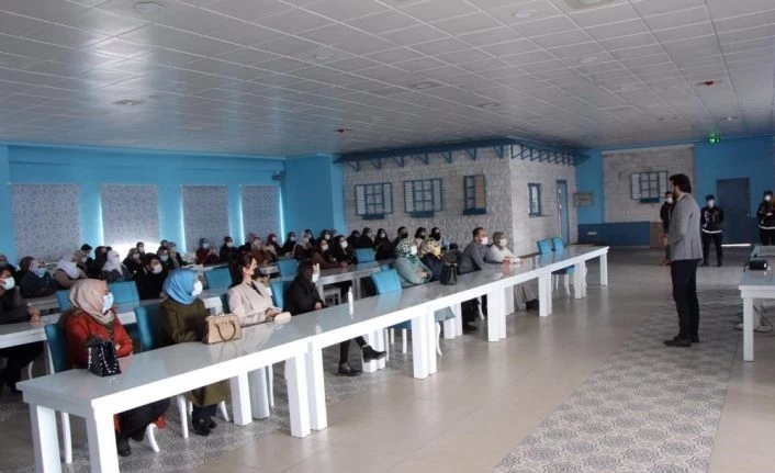 Ağrı’da polis ekipleri "En İyi Narkotik Polisi: Anne" projesi kapsamında bin 200 anneyi bilgilendirdi
