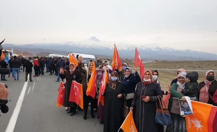 AK Parti’ye geçiş yapan Tuzluca Belediye Başkanı ilçe girişinde coşkuyla karşılandı