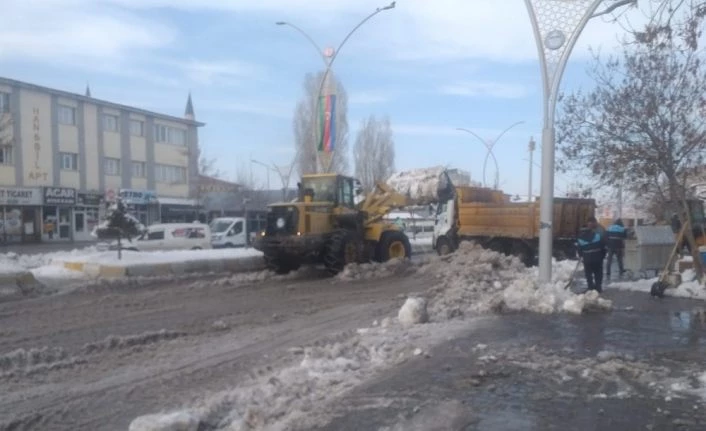 Bahar mevsiminde karla mücadele çalışması