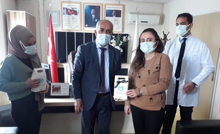 Çaldıran Belediye Başkanı Ensari sağlıkçılar için pasta kesti