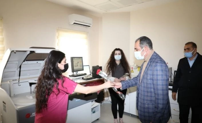 Gürpınar Belediye Başkanı Tanış, Kadınlar Günü’nde sağlık çalışanlarını unutmadı