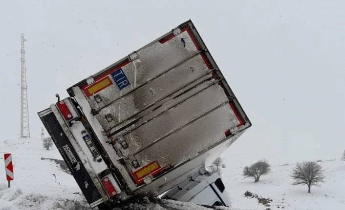 Bingöl’de tır kaydı, dorsesi devrilmeye ramak kala durdu