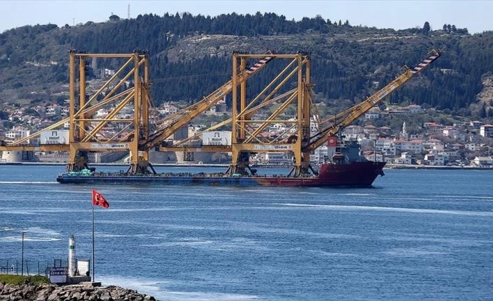 Büyük liman vinci taşıyan geminin Çanakkale Boğazı