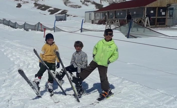 Çaldıran’da bahar mevsiminde kayak keyfi