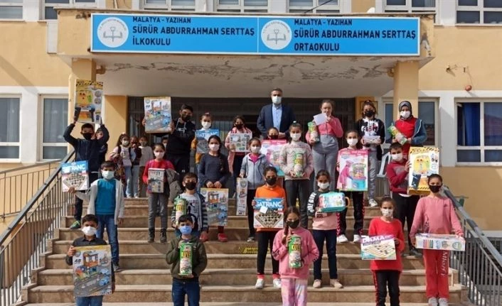 Çocuklar kendi oyuncaklarını kendi yapıyor