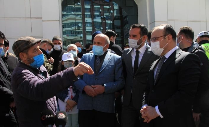 Elazığ’da vatandaşın protokolle diyaloğu herkese kahkaha attırdı