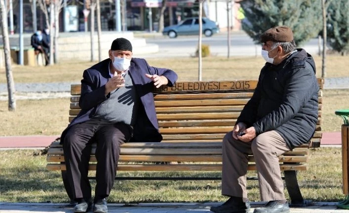 Elazığ’da yasak kalktı yaşlı ve gençler, bahar havasının tadını çıkardı
