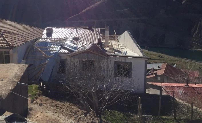 Elazığ’ın 2 ilçesinde fırtına bazı çatıları uçurdu