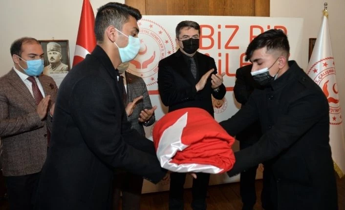 Erzurum’da bayrak teslim töreni