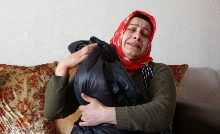 Evladı PKK tarafından kaçırılan Vanlı anne kızının montuna sarılarak uyuyor