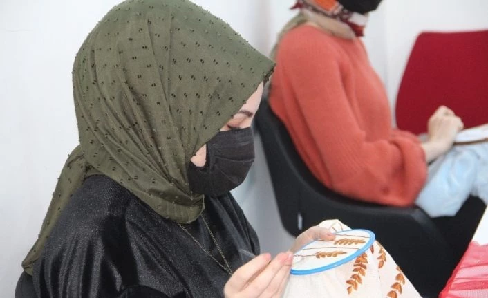 Geleneksel tel kırma eğitimi alan kadın kursiyerler birbirinden güzel nakış çeşitleri yapıyor