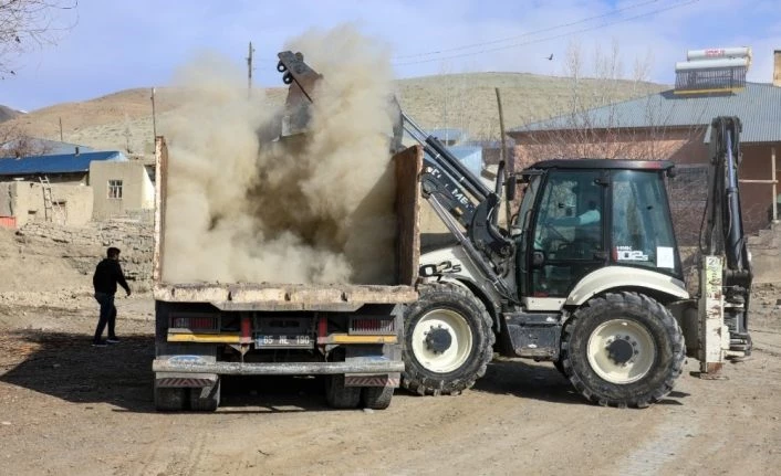 Gürpınar Belediyesi ilçedeki metruk yapıları yıkıyor