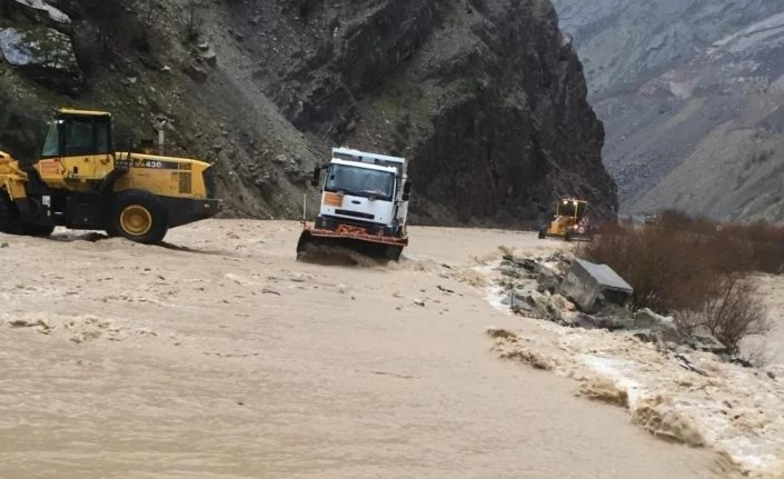 Hakkari-Çukurca karayolu sel nedeniyle kapandı