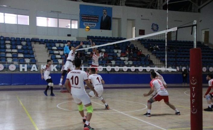 Hakkari voleybol takımı Diyarbakır’ı evinde 3-2 yendi