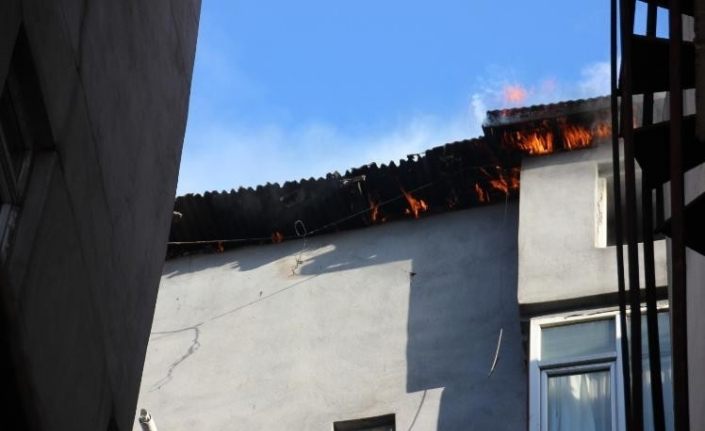 Hakkari’de binanın çatı katıda çıkan yangın korkuttu