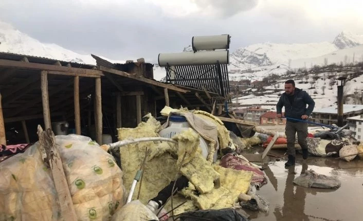 Hakkari’de şiddetli rüzgar çatıları uçurdu