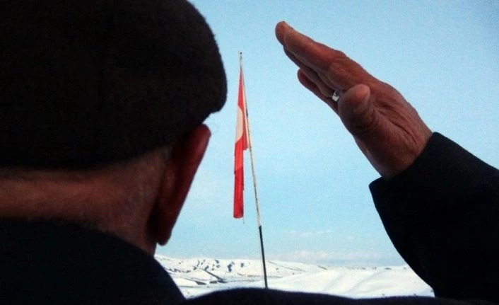 Hakkari’nin ilk kadın güvenlik korucusu eşiyle 37 yıldır bayrak nöbeti tutuyor