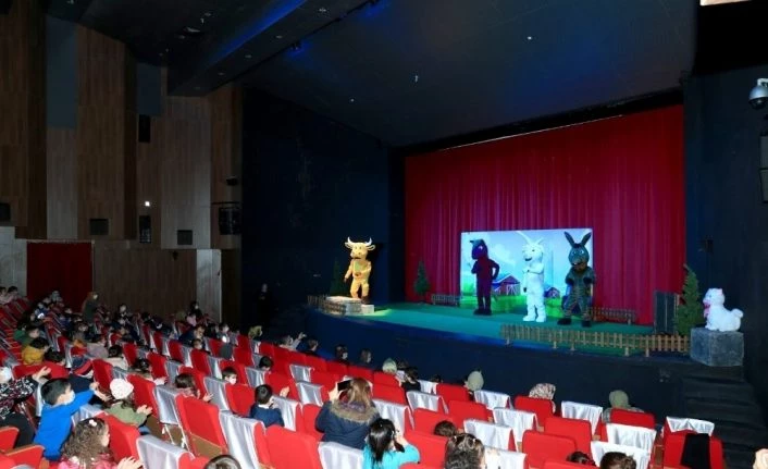 İpekyolu Belediyesinden “Vohoo ve Arkadaşları” isimli oyun sahnelendi