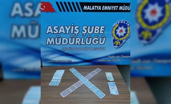 İş yerinde kumarcılar uynayanlara baskın
