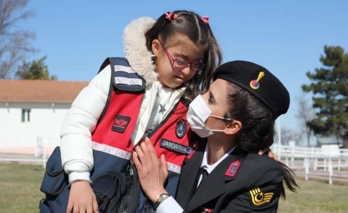 Jandarma ekipleri Down sendromlu çocukları unutmadı