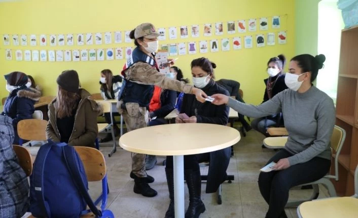 Jandarma’dan erken yaşta zorla evlilik bilgilendirmesi