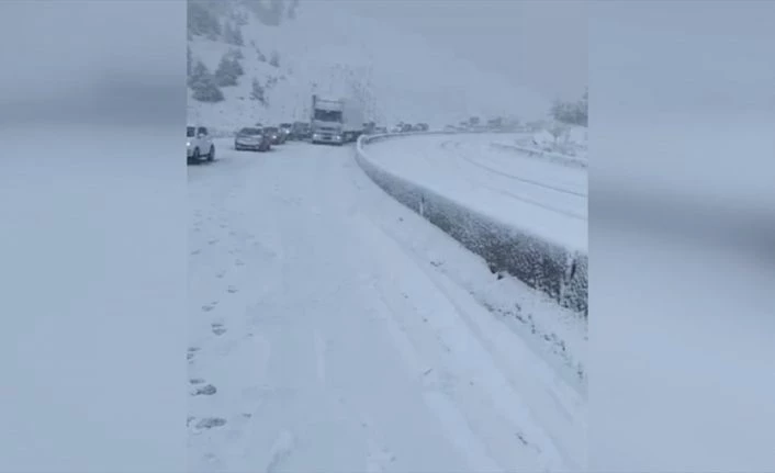 Kar yağışı nedeniyle kapanan Antalya-Denizli kara yolu kontrollü olarak ulaşıma açıldı