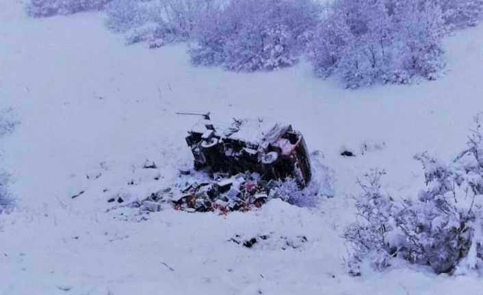 Karlı yolda, kamyonet şarampole devrildi:1 yaralı
