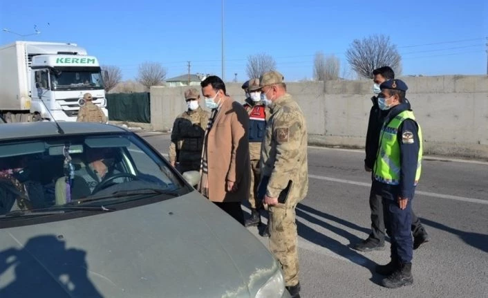 Kaymakam Çelik, jandarma ile beraber denetim yaptı