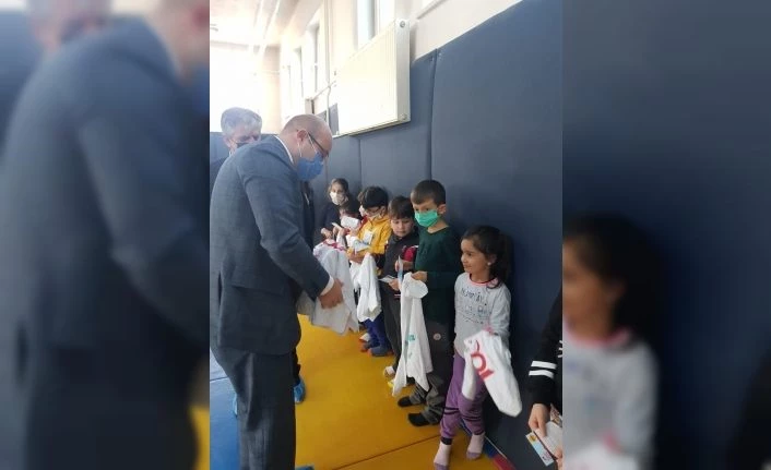 Kaymakam, çocukları sevindirdi