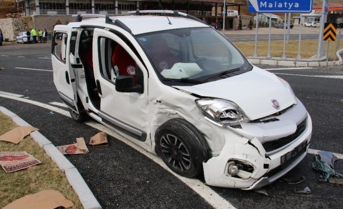 Kaza anı kamerada, otomobil ile hafif ticari araç çarpıştı: 6 yaralı