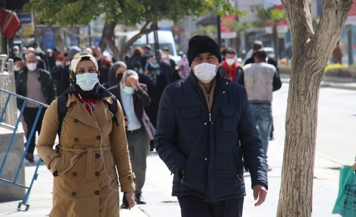 Kırmızıya dönen Elazığ’da vatandaşlar birbirini uyardı
