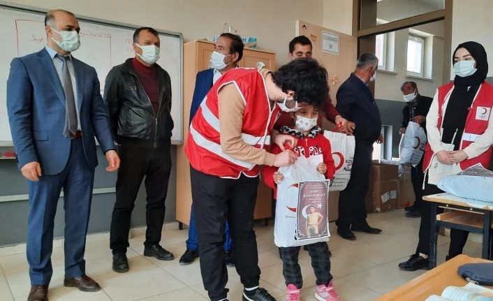 Kızılay’dan öğrencilere kıyafet yardımı