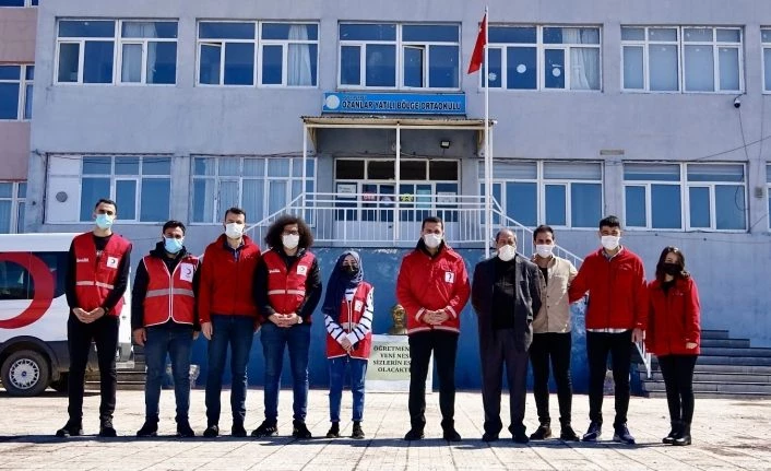 Kızılay’dan öğrencilere yardım eli
