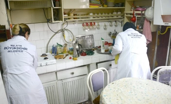 Malatya Büyükşehir’den kimsesiz ve yaşlılara temizlik hizmeti